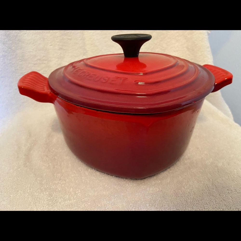 Le Creuset Cast Iron 2 Quart Casserole Pot - Picture 2 of 8